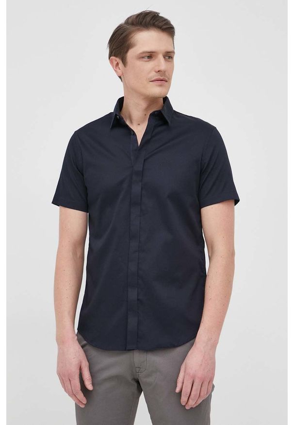 Armani Exchange koszula męska kolor granatowy slim z kołnierzykiem klasycznym. Typ kołnierza: kołnierzyk klasyczny. Kolor: niebieski. Materiał: tkanina. Długość rękawa: krótki rękaw. Długość: krótkie. Wzór: gładki. Styl: klasyczny