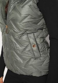 Born2be - Ciemnozielona Pikowana Kamizelka ze Sztucznym Futerkiem na Suwak Timitha. Okazja: na co dzień. Kolor: zielony. Materiał: futro. Wzór: aplikacja. Sezon: jesień. Styl: casual, sportowy, klasyczny #5