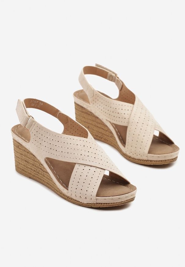 Born2be - Beżowe Sandały na Plecionym Koturnie z Perforacją Welissea. Nosek buta: otwarty. Kolor: beżowy. Sezon: lato. Obcas: na koturnie. Styl: elegancki