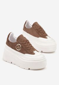 Born2be - Ciemnobeżowe Sneakersy Vices na Platformie Zdobione Okrągłą Aplikacją Wodvire. Okazja: na co dzień, na spacer. Nosek buta: okrągły. Kolor: beżowy. Materiał: jeans. Szerokość cholewki: normalna. Wzór: aplikacja. Obcas: na platformie. Sport: turystyka piesza #4