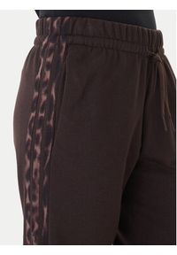 Adidas - adidas Spodnie dresowe Seasonal Essentials Leopard Print KA4720 Brązowy Regular Fit. Kolor: brązowy. Materiał: bawełna, syntetyk. Wzór: nadruk #5