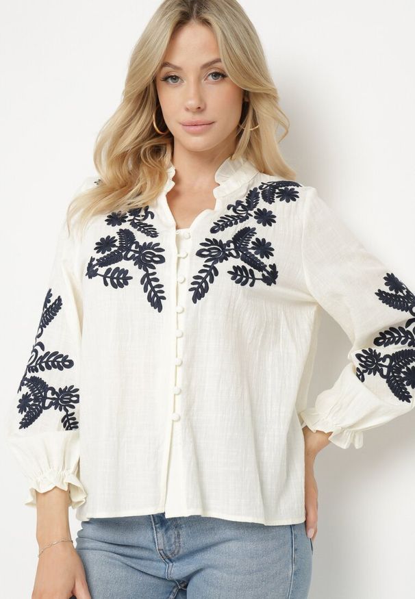 Born2be - Beżowa Koszula z Bawełną i Wiskozą Ozdobiona Haftem Naliven. Okazja: na co dzień. Kolor: beżowy. Materiał: wiskoza, bawełna. Wzór: aplikacja, haft. Styl: casual, elegancki