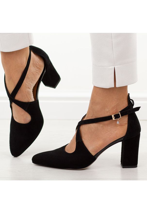Czarne zamsz skórzane czółenka damskie na słupku Prestige 2045/obl. Okazja: na spotkanie biznesowe. Zapięcie: sprzączka. Kolor: czarny. Szerokość cholewki: normalna. Materiał: zamsz, skóra. Sezon: wiosna, jesień, lato. Obcas: na słupku. Styl: biznesowy, elegancki, klasyczny, wizytowy. Wysokość obcasa: średni