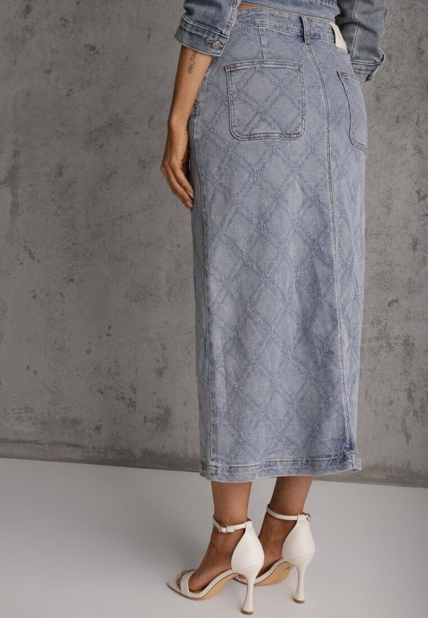 Renee - Niebieska Jeansowa Spódnica z Bawełny Zdobiona Printem w Romby i Rozcięciem Chrissna. Kolor: niebieski. Materiał: jeans, bawełna. Wzór: nadruk, aplikacja. Styl: elegancki