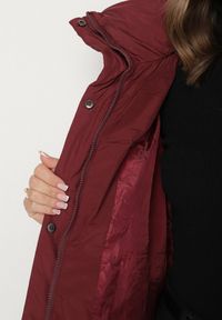 Born2be - Bordowa Pikowana Kurtka o Kroju Oversize z Kapturem Galandia. Okazja: na spacer, na co dzień. Typ kołnierza: kaptur. Kolor: czerwony. Materiał: jeans, poliester. Styl: casual, elegancki #7