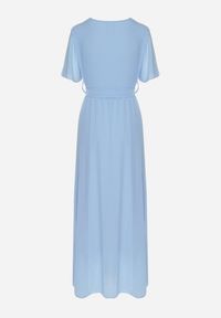 Born2be - Niebieska Kopertowa Sukienka z Gumką w Pasie i Plisowaną Górą Davitri. Kolor: niebieski. Materiał: materiał. Długość rękawa: krótki rękaw. Typ sukienki: kopertowe. Długość: maxi #7