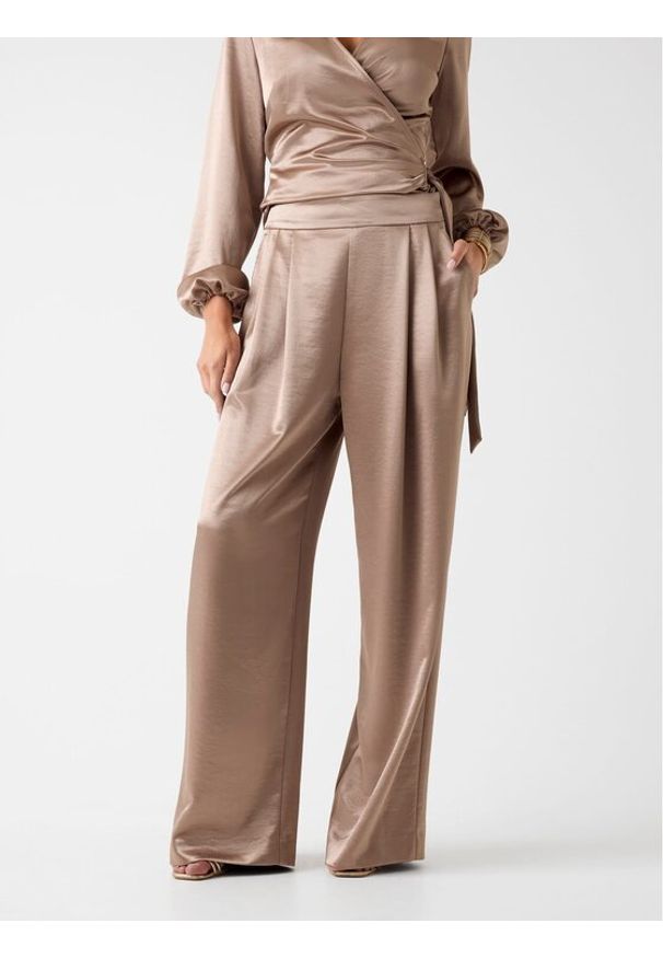 Guess Spodnie materiałowe 180020 Beżowy Slim Fit. Kolor: beżowy. Materiał: materiał