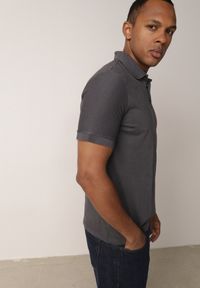 Born2be - Ciemnoszara Gładka Koszulka Polo o Klasycznym Kroju Sinopea. Okazja: na co dzień, do pracy, na spotkanie biznesowe. Typ kołnierza: polo. Kolor: szary. Materiał: jeans. Wzór: gładki. Styl: klasyczny #8