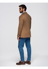 Ombre Clothing - Dzianinowa męska marynarka o dopasowany kroju - jasnobrązowa V4 - Rozmiar: XL. Okazja: na spotkanie biznesowe, do pracy, na co dzień. Kolor: brązowy. Materiał: dzianina. Styl: klasyczny, biznesowy, casual, elegancki