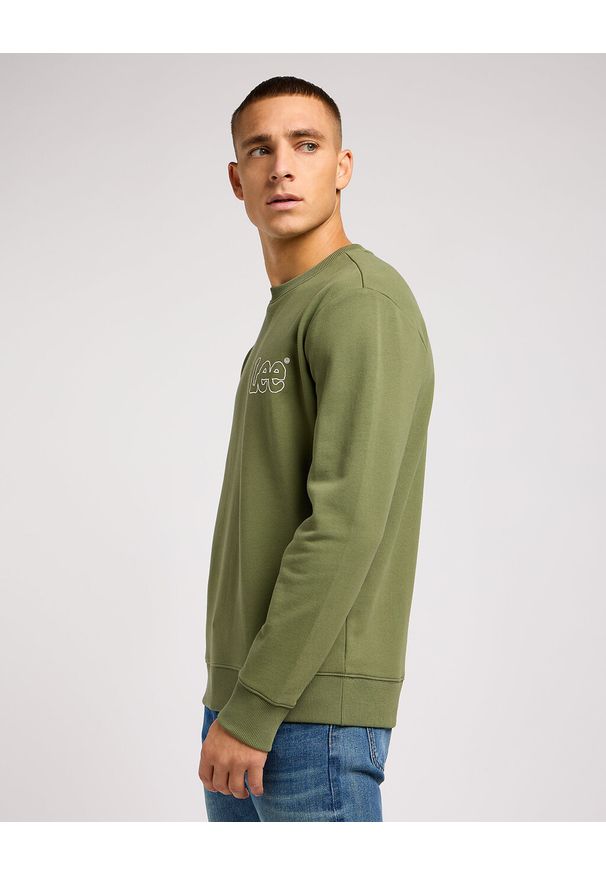 Lee - LEE WOBBLY SWS MĘSKA BLUZA BEZ KAPTURA LOGO OLIVE 112351278 L81M045022. Typ kołnierza: bez kaptura