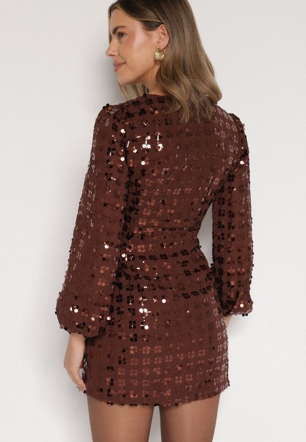 Born2be - Brązowa Kopertowa Sukienka z Wiązaniem Zdobiona Cekinami Wedelessa. Okazja: na sylwestra. Typ kołnierza: dekolt w serek. Kolor: brązowy. Materiał: poliester, futro. Wzór: aplikacja. Typ sukienki: kopertowe. Styl: klasyczny