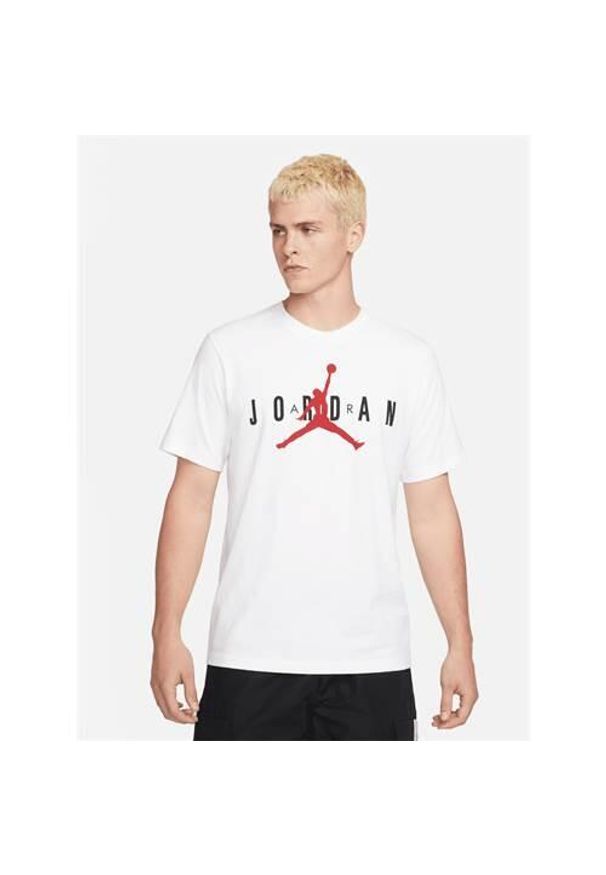 Koszulka sportowa męska Nike Air Jordan Wordmark. Kolor: biały, wielokolorowy. Materiał: bawełna, poliester. Długość rękawa: krótki rękaw. Długość: krótkie. Sport: fitness