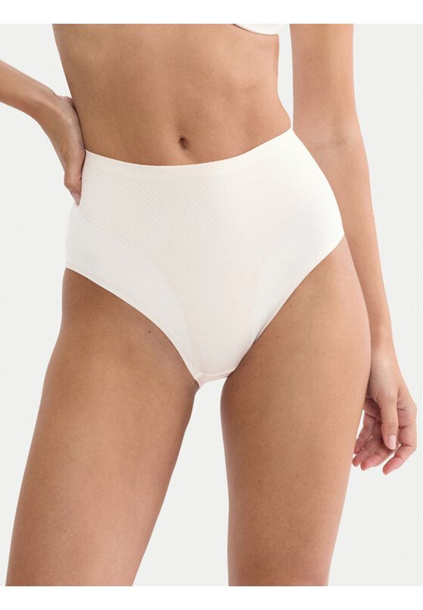 Triumph Figi klasyczne z wysokim stanem Make Up Illusion 10224802 Kremowy. Stan: podwyższony. Kolor: kremowy. Materiał: syntetyk