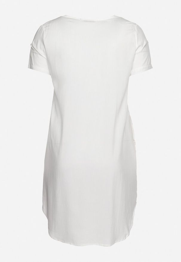 Born2be - Biała Pudełkowa Sukienka z Nakładką przy Dekolcie z Wiskozy Moaneni. Okazja: na co dzień. Kolor: biały. Materiał: wiskoza. Długość rękawa: krótki rękaw. Typ sukienki: proste. Styl: casual