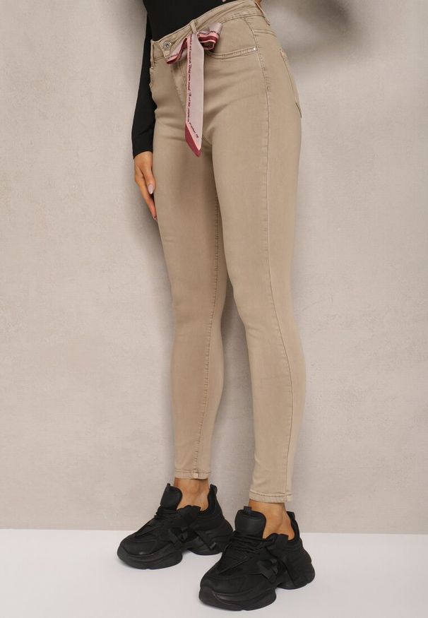 Renee - Beżowe Spodnie Skinny z Wysokim Stanem i Ozdobną Chustką Hyadia. Okazja: na co dzień. Stan: podwyższony. Kolor: beżowy. Styl: casual