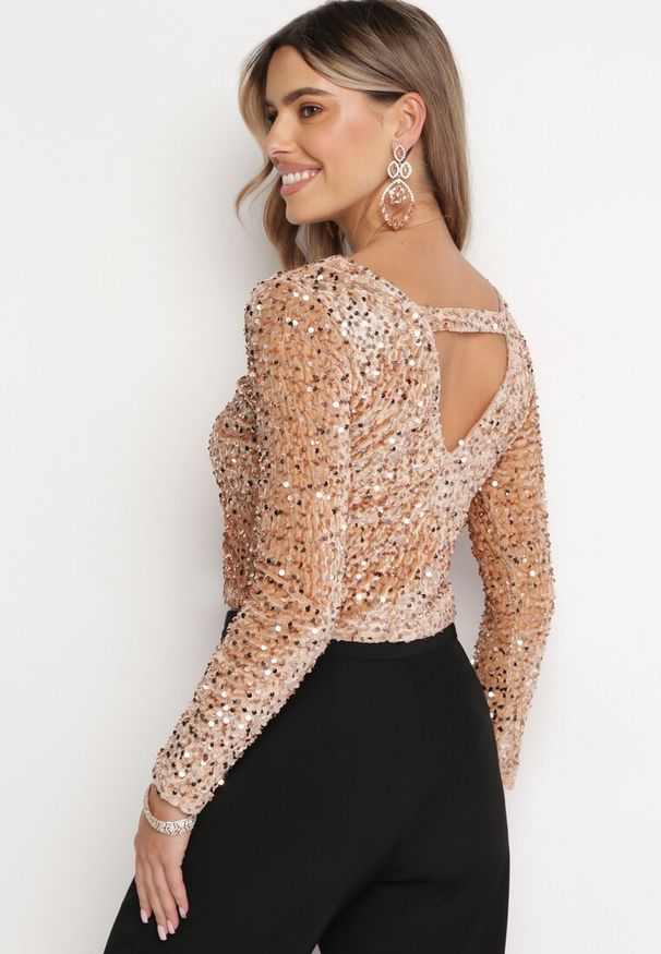 Born2be - Szampańska Welurowa Bluzka z Trójkątnym Dekoltem Ozdobiona Cekinami Botarina. Kolor: złoty. Materiał: welur. Wzór: aplikacja