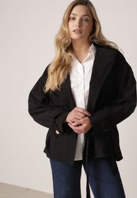Born2be - Czarna Bawełniano-Wiskozowa Kurtka Typu Krótki Trencz z Ozdobnym Guzikiem Dafena. Okazja: na co dzień, na spotkanie biznesowe, do pracy. Kolor: czarny. Materiał: wiskoza, bawełna. Długość: krótkie. Styl: casual, biznesowy, elegancki, klasyczny #6