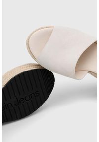 Calvin Klein Jeans sandały WEDGE SANDAL WIDE SU CON damskie kolor beżowy na koturnie YW0YW00963. Zapięcie: rzepy. Kolor: beżowy. Materiał: poliester, materiał, guma. Wzór: gładki. Obcas: na koturnie #3