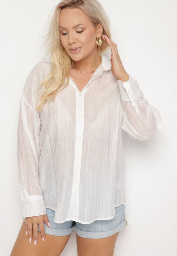 Born2be - Biała Koszula o Kroju Oversize Dolamana. Okazja: na co dzień. Typ kołnierza: kołnierzyk klasyczny. Kolor: biały. Materiał: jeans. Długość rękawa: długi rękaw. Długość: długie. Styl: klasyczny, elegancki, casual