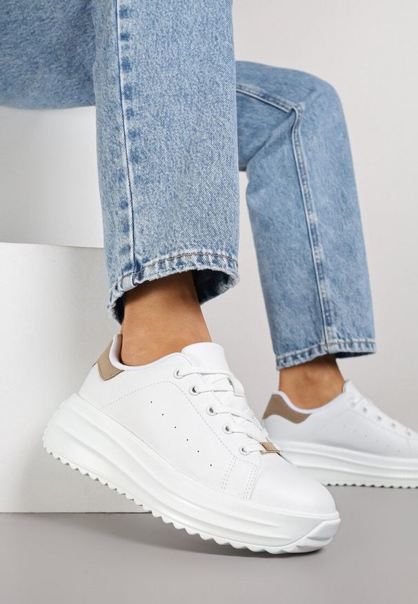 Renee - Białe Sneakersy na Platformie z Tłoczeniem i Perforacją Anirriva. Kolor: biały. Obcas: na platformie