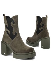Zielone Botki Karino Modne Buty Na Obcasie. Kolor: zielony. Materiał: welur, zamsz. Obcas: na obcasie. Styl: klasyczny. Wysokość obcasa: średni #8