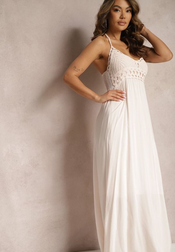 Renee - Jasnoróżowa Sukienka Hirlia. Kolor: różowy. Materiał: bawełna, koronka. Długość rękawa: bez rękawów. Wzór: koronka. Styl: boho. Długość: maxi