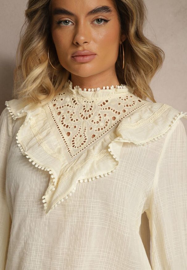 Renee - Żółta Bluzka z Bawełny Zdobiona Ażurowym Haftem i Falbaną Nevole. Okazja: na co dzień. Kolor: żółty. Materiał: bawełna. Długość rękawa: długi rękaw. Długość: długie. Wzór: aplikacja, ażurowy, haft. Styl: elegancki, casual