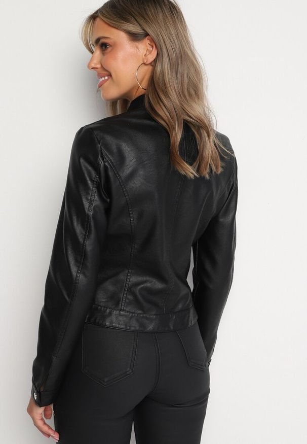 Born2be - Czarna Kurtka Ramoneska z Dodatkiem Wiskozy z Zatrzaskiem Mevianne. Okazja: na spacer. Kolor: czarny. Materiał: wiskoza. Długość: krótkie. Wzór: aplikacja. Styl: elegancki, rockowy