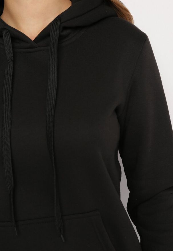 Born2be - Czarna Bluza z Kapturem Kasseia. Typ kołnierza: kaptur. Kolor: czarny. Materiał: polar, dzianina. Styl: klasyczny