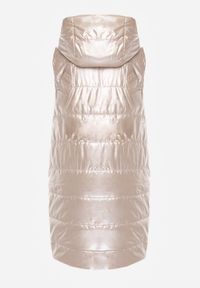 Renee - Jasnobeżowa Długa Kamizelka Pikowana z Naszywką i Kapturem Mevianis. Okazja: na co dzień. Kolor: beżowy. Materiał: jeans, bawełna. Długość: długie. Wzór: aplikacja. Styl: casual, sportowy #2