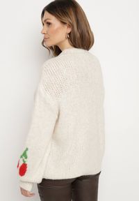 Born2be - Jasnobeżowy Sweter o Prostym Kroju z Domieszką Wełny Zdobiony Aplikacją w Wisienki Rinarea. Okazja: do pracy, na co dzień, na spacer. Kolor: beżowy. Materiał: wełna. Długość rękawa: długi rękaw. Długość: długie. Wzór: aplikacja. Sezon: jesień, zima. Styl: klasyczny, casual, elegancki #7