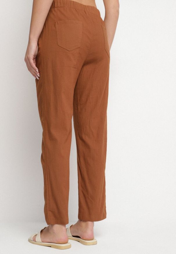 Born2be - Brązowe Bawełniane Spodnie z Wiązaniem Galtebis. Okazja: na co dzień. Kolor: brązowy. Materiał: bawełna. Styl: casual, elegancki