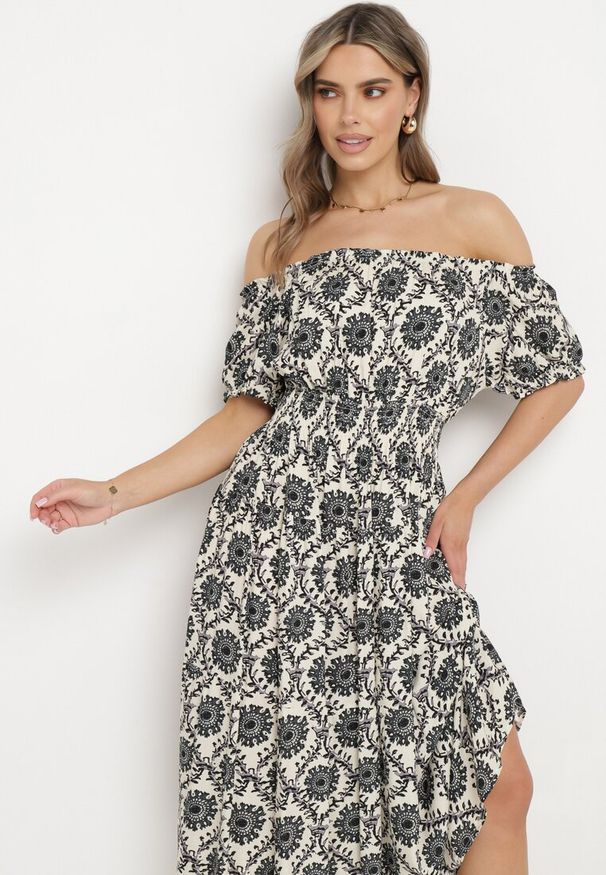 Born2be - Szaro-Beżowa Wiskozowa Sukienka Hiszpanka z Gumką w Pasie i przy Rękawkach Yilalama. Okazja: na co dzień. Typ kołnierza: dekolt hiszpanka. Kolor: szary. Materiał: wiskoza. Długość rękawa: krótki rękaw. Styl: casual