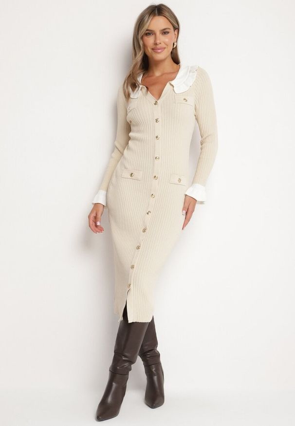 Born2be - Beżowa Sweterkowa Prążkowana Sukienka z Wiskozą Imitacją Kieszeni i Guzikami Rinnora. Okazja: na spacer, na co dzień. Kolor: beżowy. Materiał: wiskoza, prążkowany. Typ sukienki: proste, dopasowane. Styl: casual, klasyczny