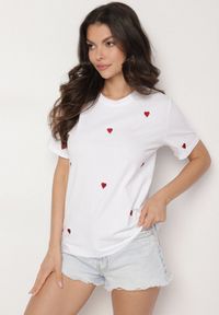 Born2be - Biało-Czerwony T-shirt z Bawełny w Serca Kolavelle. Okazja: na co dzień, na spacer. Kolor: biały. Materiał: bawełna. Styl: klasyczny, casual #5