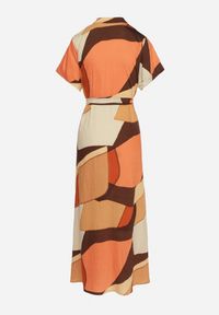 Born2be - Jasnobrązowa Sukienka Rozkloszowana z Wiskozy w Geometryczny Wzór z Paskiem Ranislla. Okazja: na co dzień. Typ kołnierza: dekolt w serek. Kolor: brązowy. Materiał: wiskoza. Długość rękawa: krótki rękaw. Wzór: geometria. Styl: casual, elegancki #6