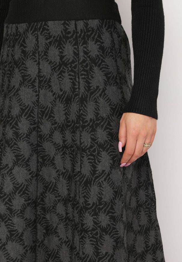 Born2be - Czarna Trapezowa Spódnica Maxi z Frędzlami Sorffa. Kolor: czarny. Styl: elegancki