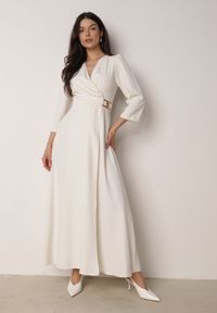 Born2be - Jasnobeżowa Kopertowa Sukienka Wieczorowa z Metaliczną Aplikacją w Talii Henalana. Okazja: na imprezę. Typ kołnierza: dekolt w serek. Kolor: beżowy. Wzór: aplikacja. Typ sukienki: kopertowe. Styl: wizytowy #4