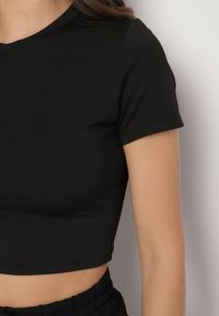 Born2be - Czarny T-shirt z Wiskozą o Dopasowanym Kroju Typu Crop Top Folirra. Okazja: na co dzień. Kolor: czarny. Materiał: wiskoza. Styl: klasyczny, casual #4