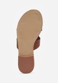 Born2be - Ciemnobrązowe Klapki VICES z Wycięciem i Metalową Ozdobą Acacine. Okazja: na co dzień. Kolor: brązowy. Wzór: aplikacja. Sezon: lato. Styl: casual, elegancki #6