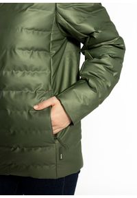 Kurtka zimowa unisex zielona Rains Trekker Jacket. Okazja: na co dzień. Typ kołnierza: kołnierzyk stójkowy. Kolor: zielony. Materiał: guma, nylon, materiał, tkanina, poliester. Sezon: zima. Styl: casual #4