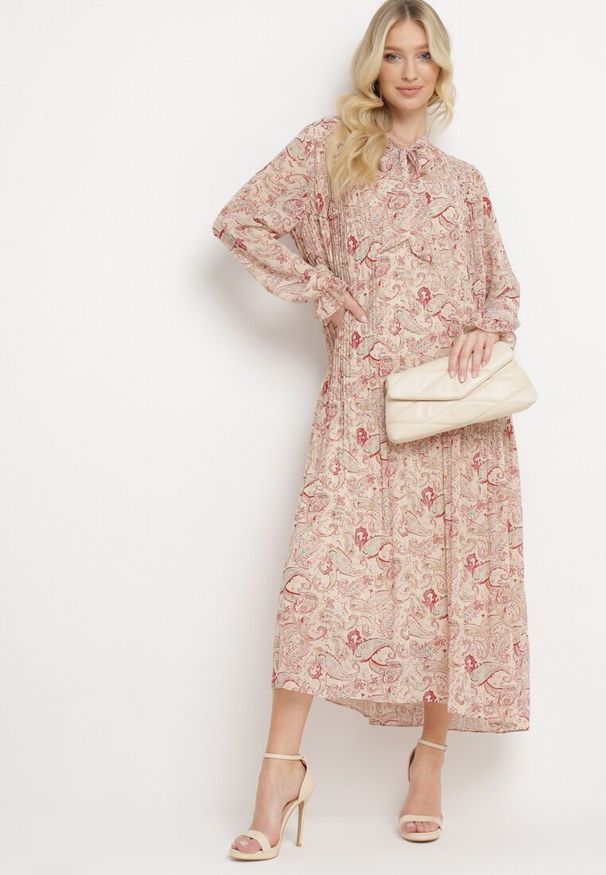 Born2be - Jasnobeżowa Sukienka Plisowana o Rozkloszowanym Kroju w Print Paisley z Wiązaniem na Dekolcie Rosamuna. Okazja: na co dzień. Kolor: beżowy. Wzór: paisley, nadruk. Styl: elegancki, casual, klasyczny