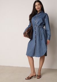 Born2be - Niebieska Koszulowa Sukienka Jeansowa z Bawełną Ozdobiona Paskiem Carenatesa. Okazja: na co dzień. Kolor: niebieski. Materiał: bawełna, jeans. Wzór: aplikacja. Typ sukienki: koszulowe. Styl: casual, klasyczny #6