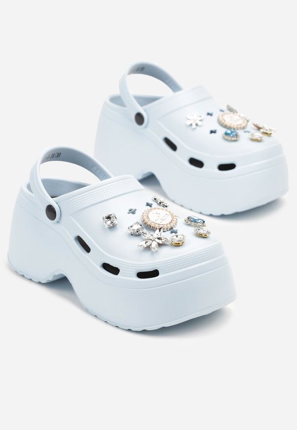 Born2be - Niebieskie Klapki na Grubej Podeszwie Ozdobione Aplikacjami 3D i Wycięciami Varinea. Okazja: na co dzień. Kolor: niebieski. Materiał: jeans. Wzór: aplikacja. Styl: casual, elegancki