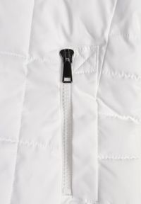 Renee - Biała Kamizelka Ozdobiona Pikowaniem i Odpinanym Kapturem Atoria. Okazja: na spacer, na co dzień. Kolor: biały. Materiał: jeans. Wzór: aplikacja. Styl: casual #6