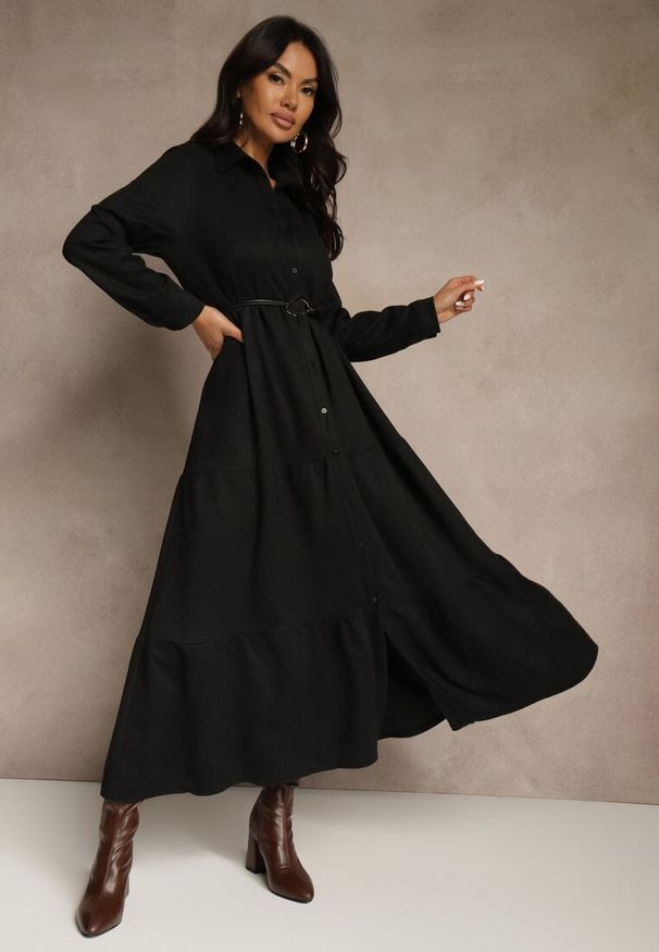 Renee - Czarna Sukienka Koszulowa z Wiskozy Ozdobiona Paskiem Retelsa. Okazja: na co dzień. Kolor: czarny. Materiał: wiskoza. Wzór: aplikacja. Typ sukienki: koszulowe. Styl: casual