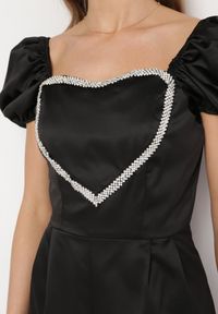 Born2be - Czarny Krótki Kombinezon ze Zdobieniem z Cyrkonii w Kształcie Serca Nanthelle. Kolor: czarny. Długość: krótkie. Wzór: aplikacja #6