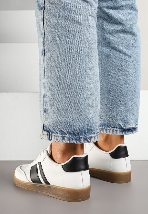 Renee - Białe Sneakersy Typu Tenisówki Ozdobione Paskami Amolana. Okazja: na co dzień. Zapięcie: pasek. Kolor: biały. Materiał: jeans. Wzór: aplikacja