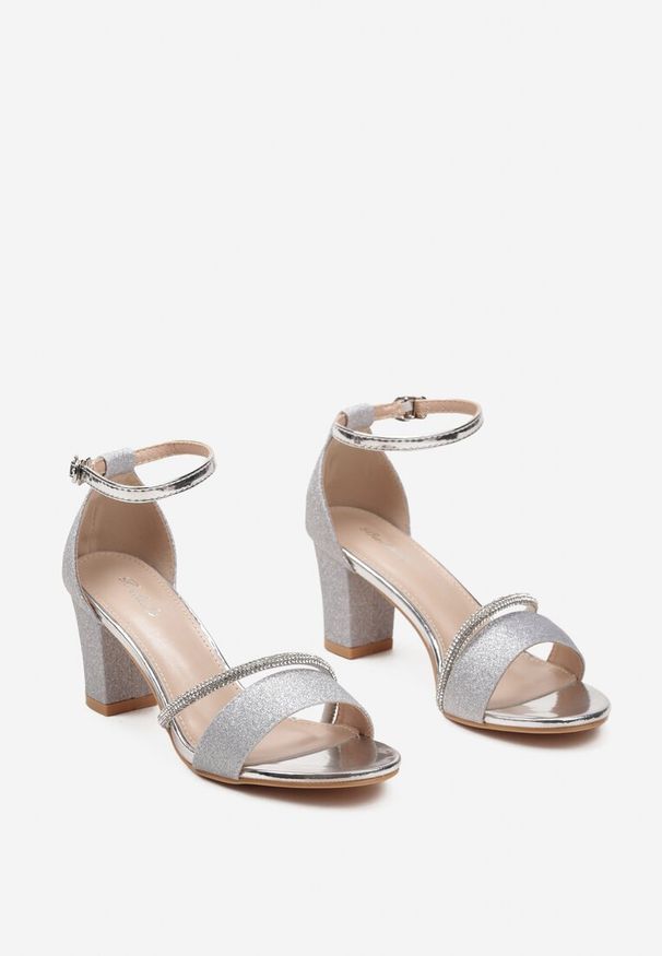 Renee - Srebrne Sandały na Słupku Ozdobione Cyrkoniami i Brokatem Zapinane na Sprzączkę Wejkis. Okazja: na co dzień, na imprezę. Nosek buta: otwarty. Zapięcie: sprzączka. Kolor: srebrny. Materiał: jeans, szyfon. Wzór: aplikacja. Obcas: na słupku. Styl: casual