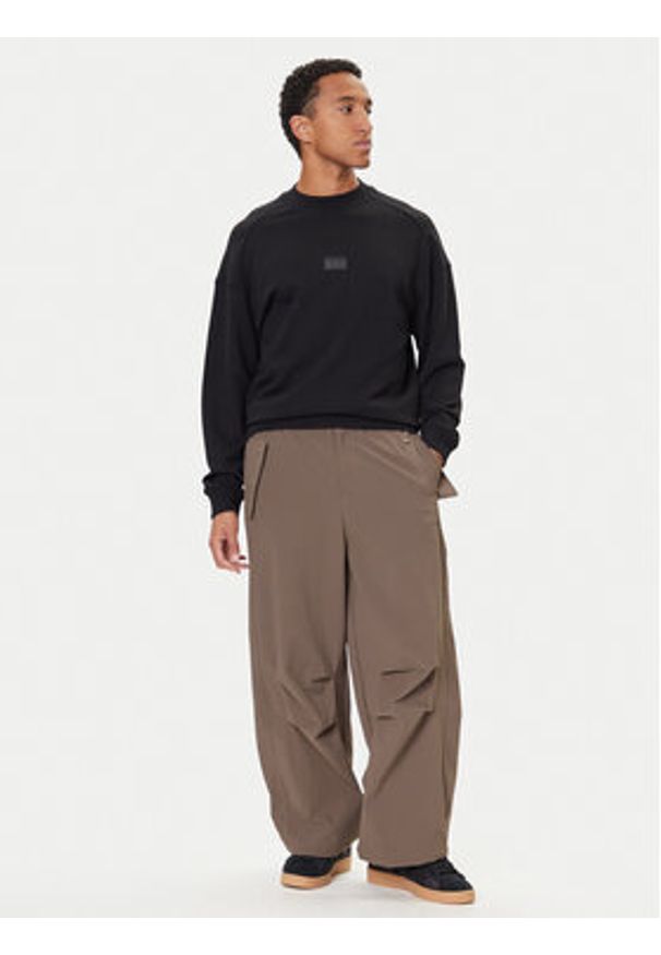 Adidas - adidas Spodnie materiałowe Premium Essentials Utility Parachute JW1087 Brązowy Loose Fit. Kolor: brązowy. Materiał: syntetyk